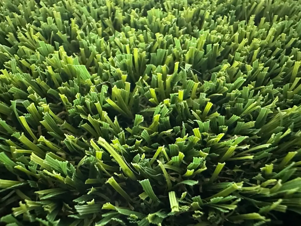 Scooby artificial grass, a durable, pet-friendly solution with a 1 1/8” pile height and 105-ounce total weight, designed to prevent yellow and bald patches.